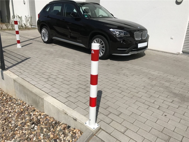 Schake Absperrpfosten ortsfest aus Stahlrohr Ø76x2,6mm allseitig bis 30º neigbar mit Dübelbefestigung 900mm Überflur