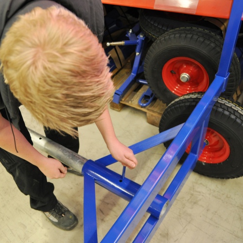 Kongamek Langgutwagen in blau mit 4 Eckpfosten 4000mm lang 3500kg Tragkraft Pannensicher